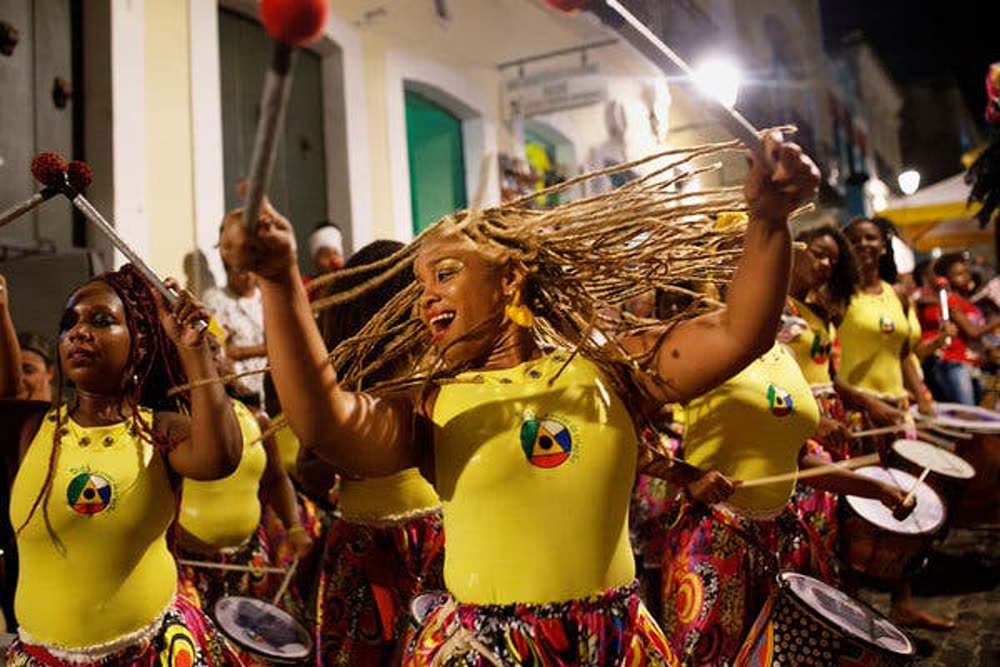 Women drummers performing in the streets of Salvador, Bahia — Dida drum group