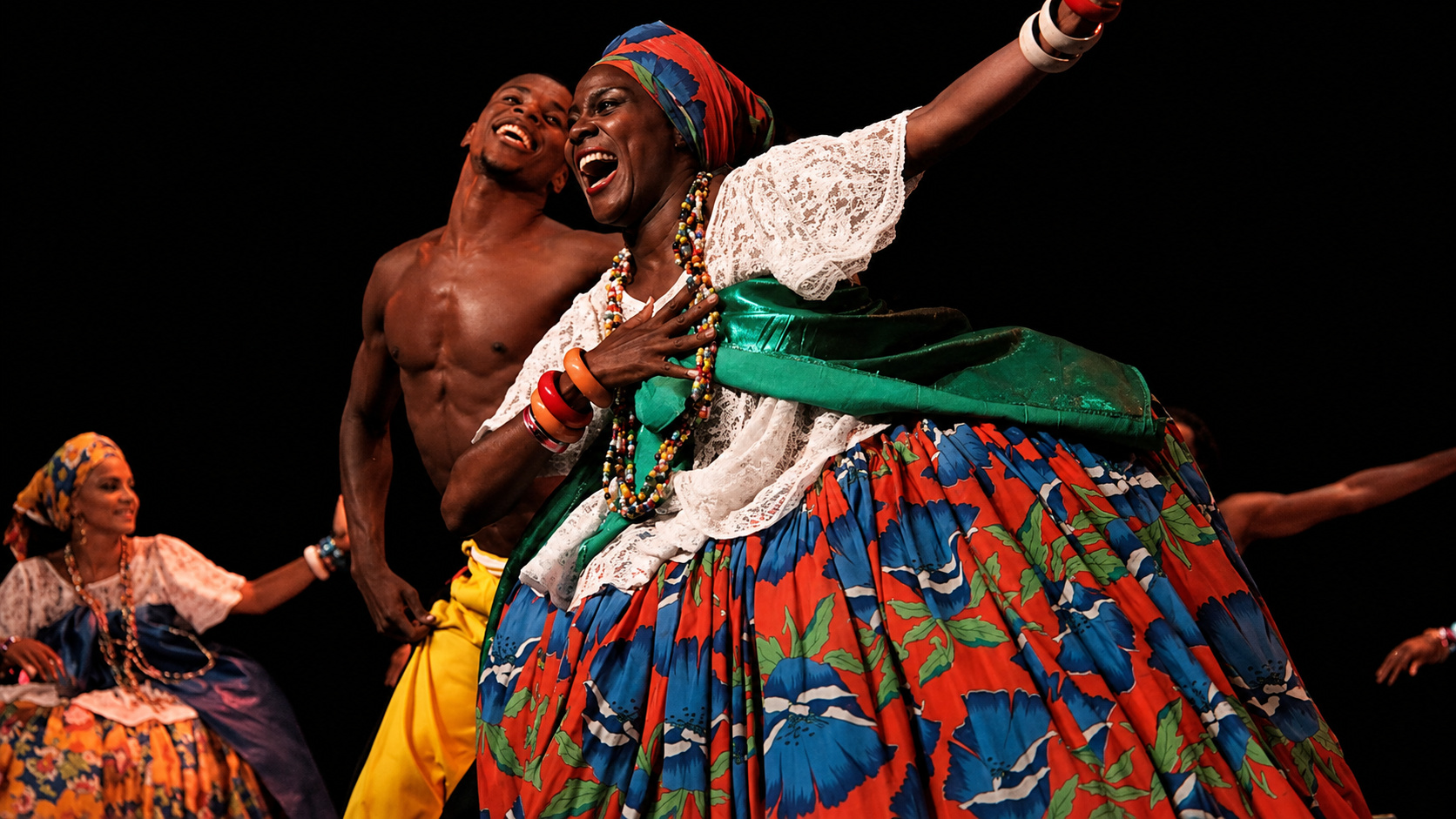 Balé Folclórico da Bahia performing live